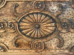 Antique coffre en bois sculpté avec motif végétal période renaissance