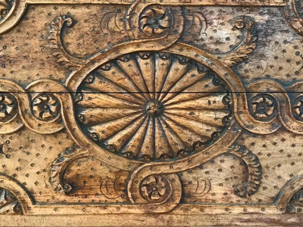 Antique coffre en bois sculpté avec motif végétal période renaissance