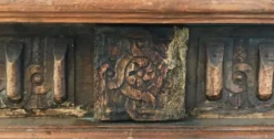 Antique coffre en bois sculpté avec motif végétal période renaissance