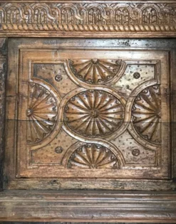 Antique coffre en bois sculpté avec motif végétal période renaissance