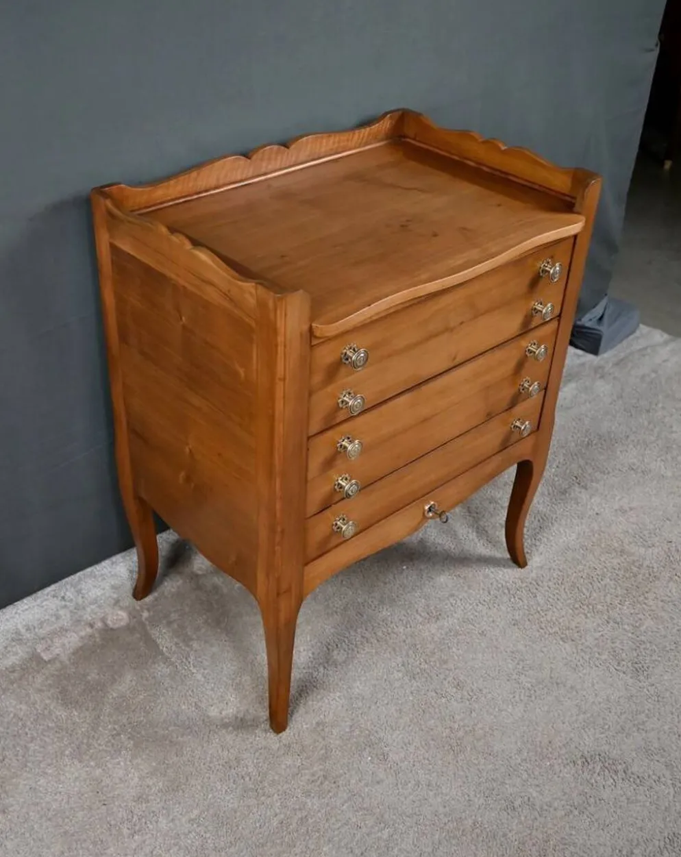 Argentier Petite Commode en Noyer Massif – 1940