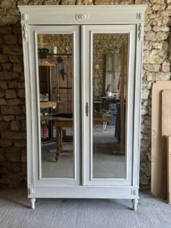 Armoire ancienne avec miroir