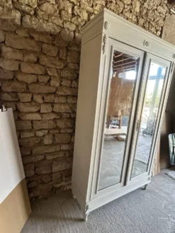 Armoire ancienne avec miroir