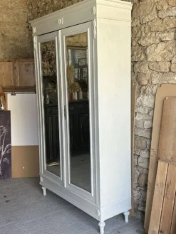 Armoire ancienne avec miroir