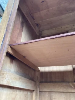 Armoire ancienne - bonnetière en bois