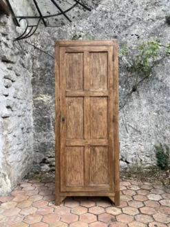 Armoire ancienne - bonnetière en bois