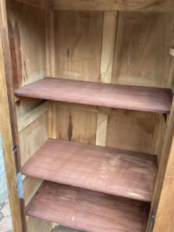 Armoire ancienne - bonnetière en bois