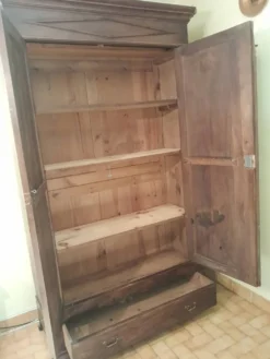 Armoire ancienne de style Louis Philippe en noyer