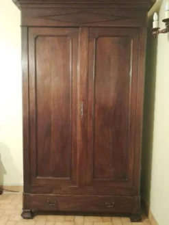Armoire ancienne de style Louis Philippe en noyer