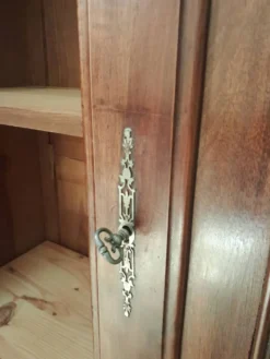 Armoire ancienne de style Louis Philippe en noyer