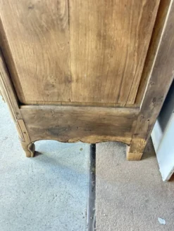 Armoire ancienne ,deux portes, en chêne décapée, Style Louis XV