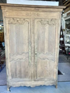 Armoire ancienne ,deux portes, en chêne décapée, Style Louis XV