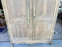 Armoire ancienne ,deux portes, en chêne décapée, Style Louis XV
