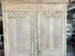 Armoire ancienne ,deux portes, en chêne décapée, Style Louis XV