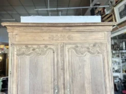Armoire ancienne ,deux portes, en chêne décapée, Style Louis XV