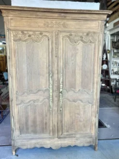 Armoire ancienne ,deux portes, en chêne décapée, Style Louis XV