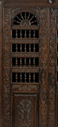 Armoire ancienne en bois sculpté