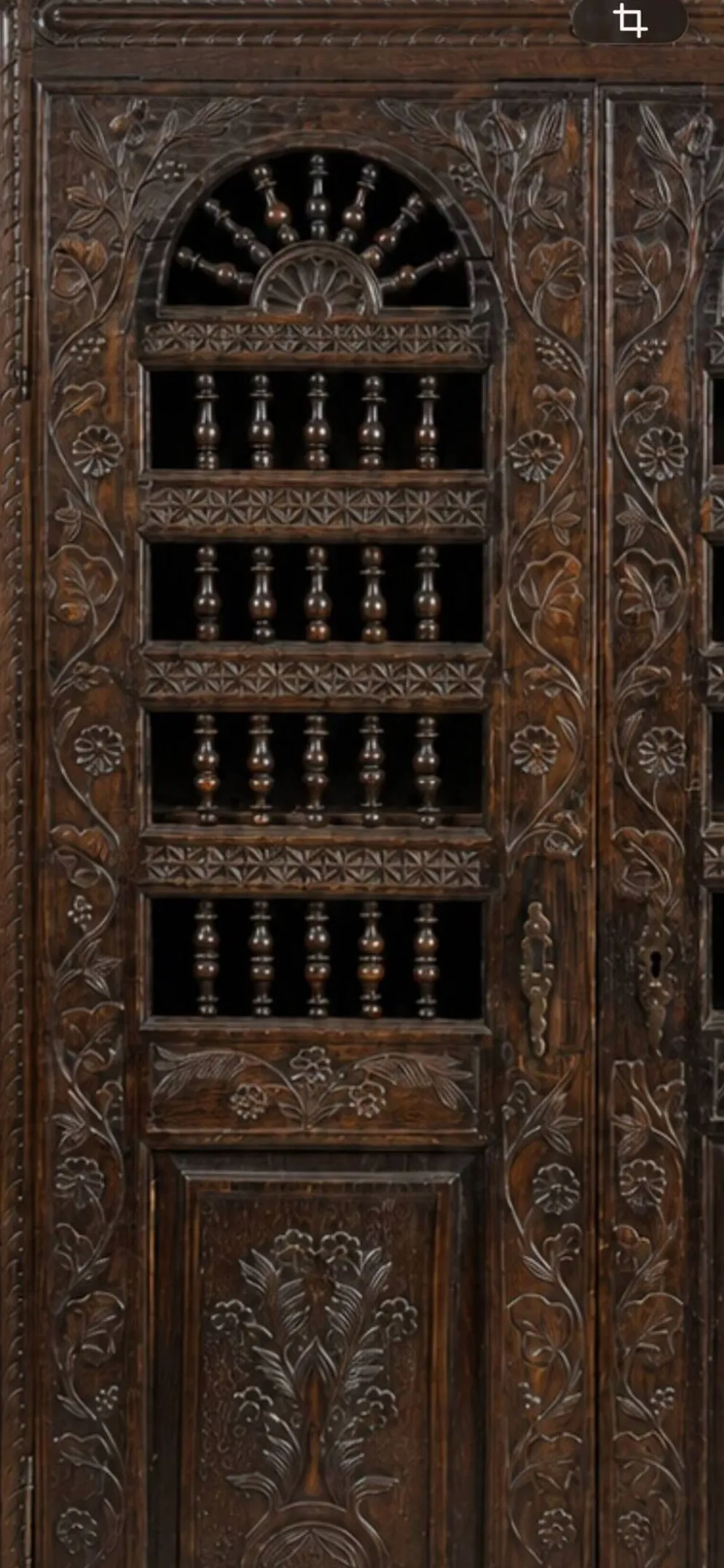 Armoire ancienne en bois sculpté