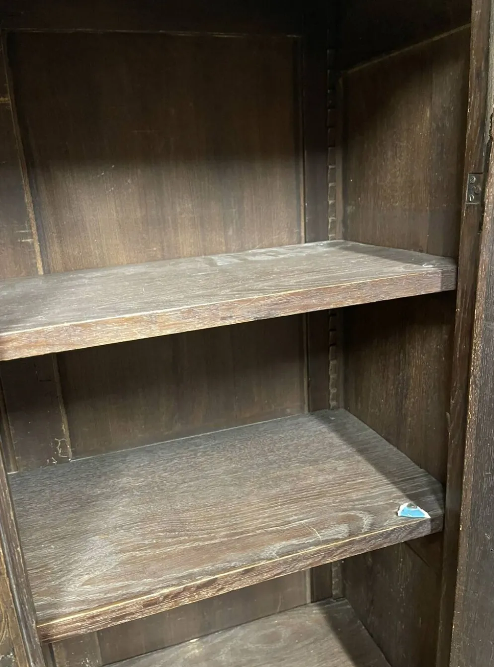 Armoire ancienne en bois sculpté