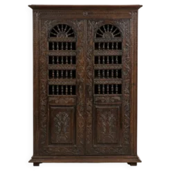 Armoire ancienne en bois sculpté
