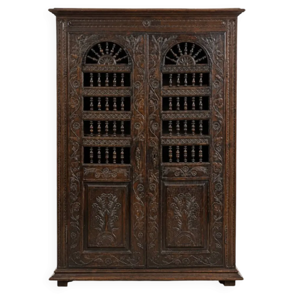 Armoire ancienne en bois sculpté