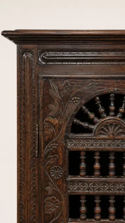 Armoire ancienne en bois sculpté