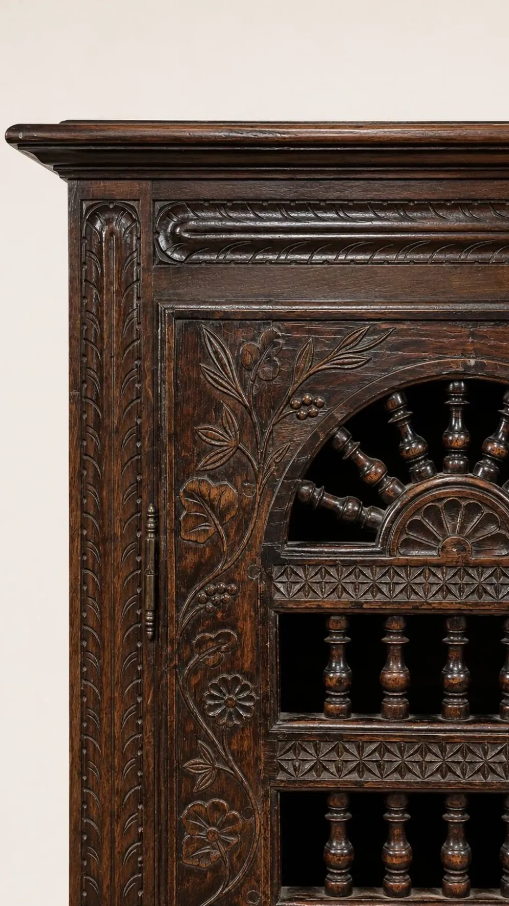 Armoire ancienne en bois sculpté