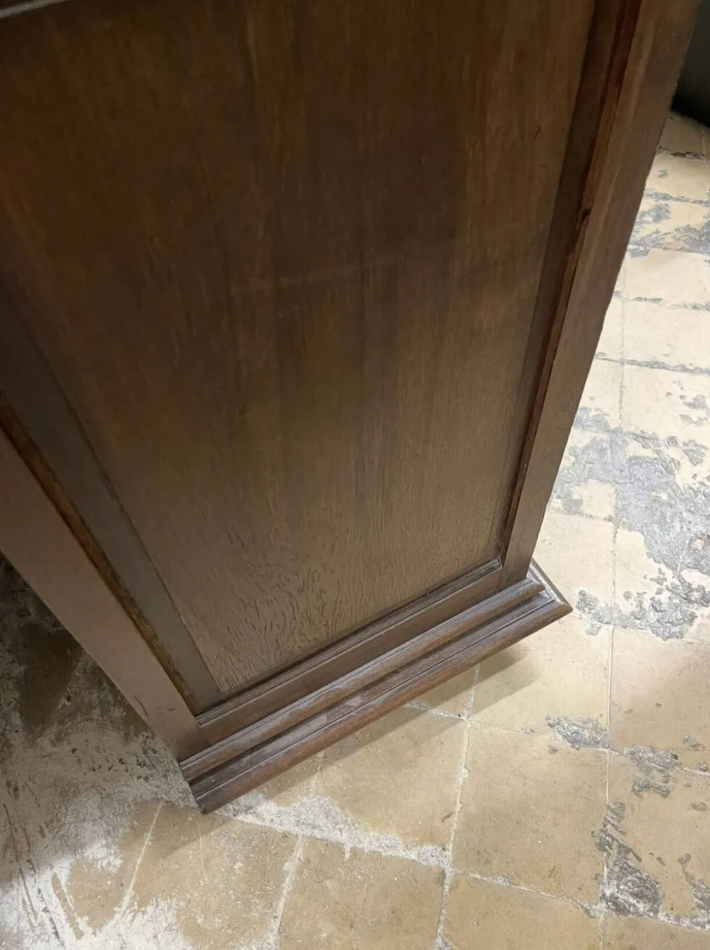 Armoire ancienne en bois sculpté