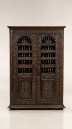 Armoire ancienne en bois sculpté