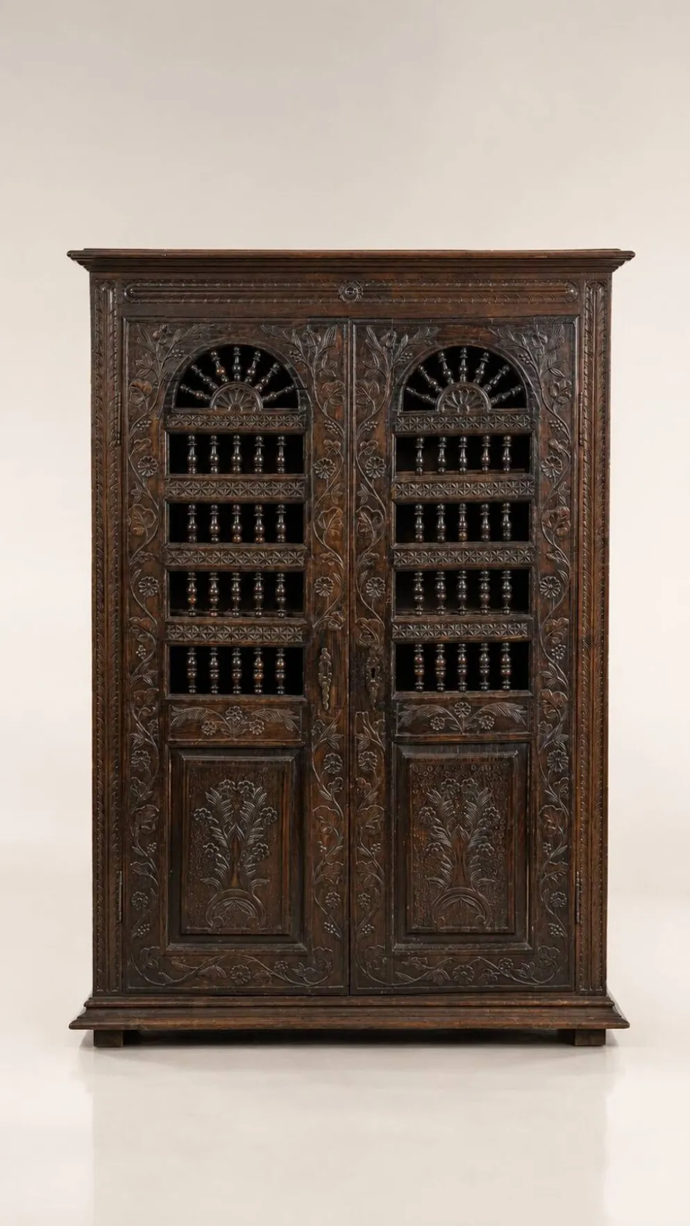 Armoire ancienne en bois sculpté