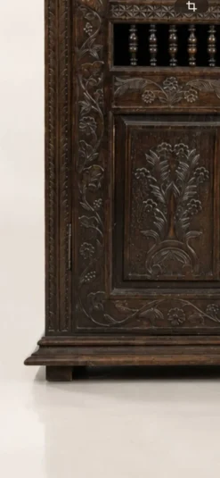 Armoire ancienne en bois sculpté