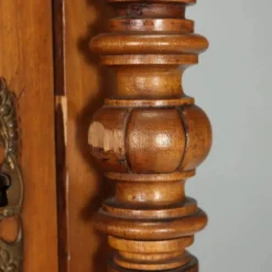 Armoire ancienne en noyer avec verre et sculptures, Italie, XIXe siècle