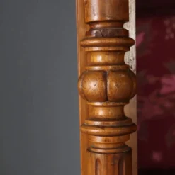 Armoire ancienne en noyer avec verre et sculptures, Italie, XIXe siècle