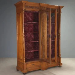 Armoire ancienne en noyer avec verre et sculptures, Italie, XIXe siècle