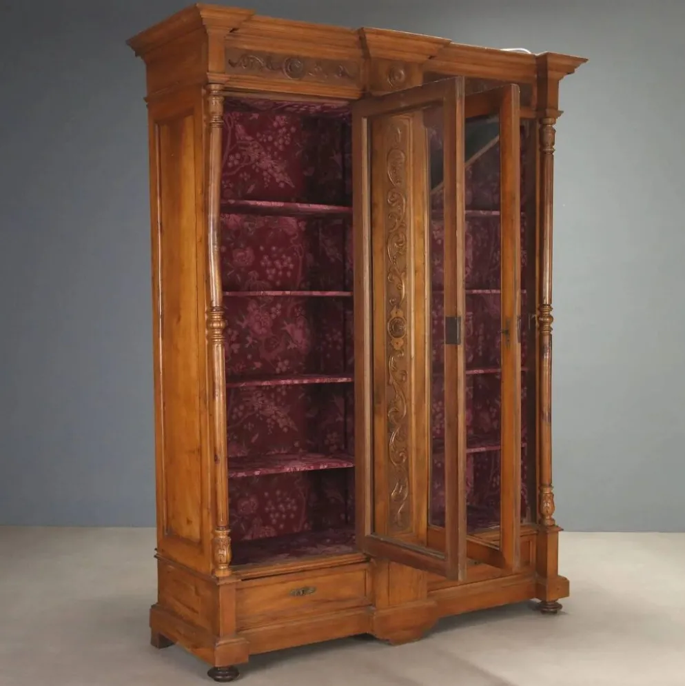 Armoire ancienne en noyer avec verre et sculptures, Italie, XIXe siècle
