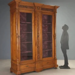 Armoire ancienne en noyer avec verre et sculptures, Italie, XIXe siècle