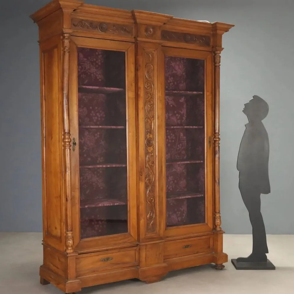 Armoire ancienne en noyer avec verre et sculptures, Italie, XIXe siècle