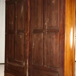 Armoire ancienne en noyer avec verre et sculptures, Italie, XIXe siècle