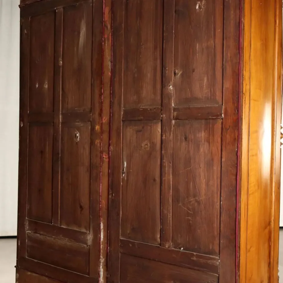 Armoire ancienne en noyer avec verre et sculptures, Italie, XIXe siècle