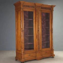 Armoire ancienne en noyer avec verre et sculptures, Italie, XIXe siècle