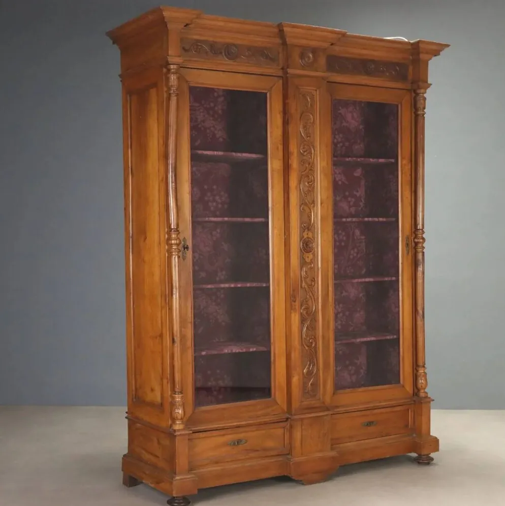 Armoire ancienne en noyer avec verre et sculptures, Italie, XIXe siècle