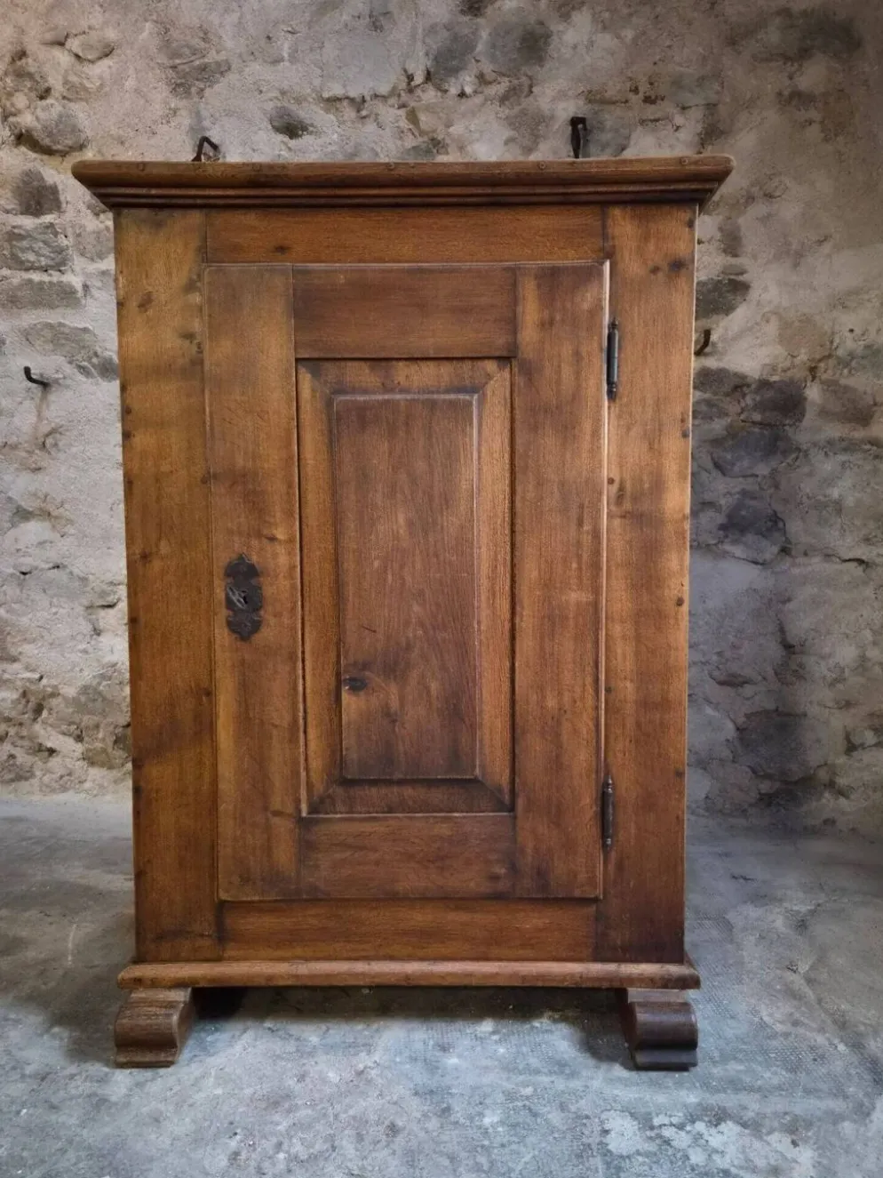 Armoire ancienne française en chêne à une porte, XVIIIe siècle