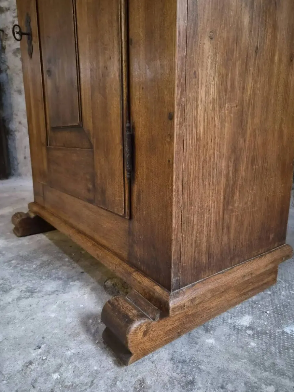 Armoire ancienne française en chêne à une porte, XVIIIe siècle