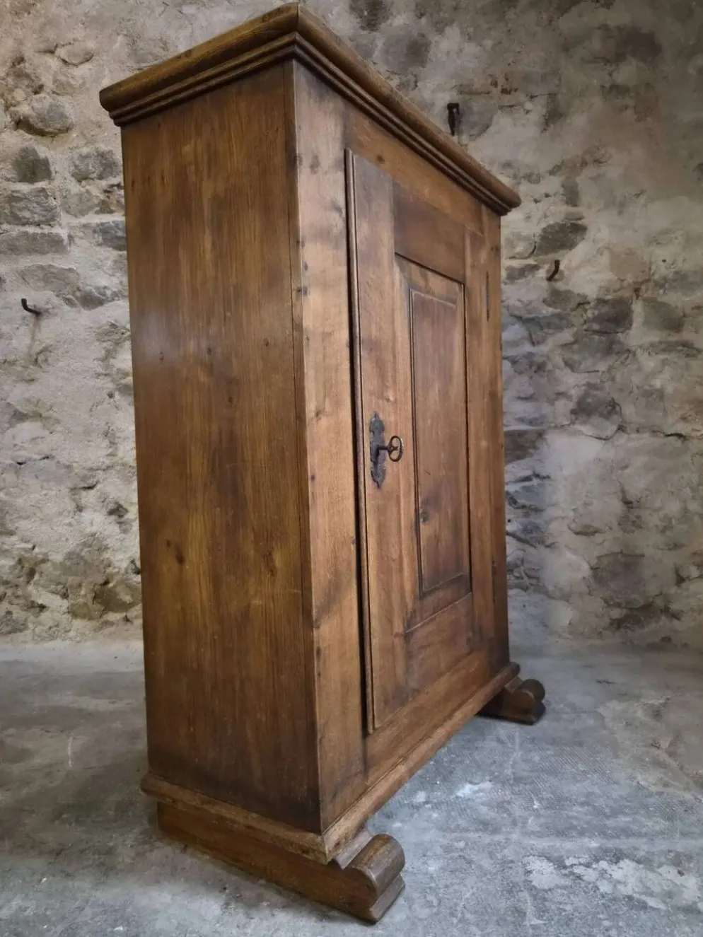 Armoire ancienne française en chêne à une porte, XVIIIe siècle