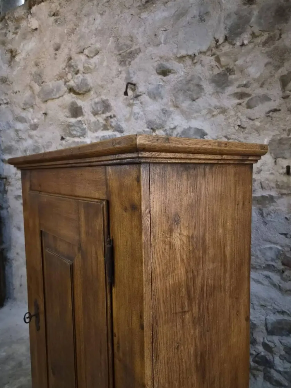 Armoire ancienne française en chêne à une porte, XVIIIe siècle