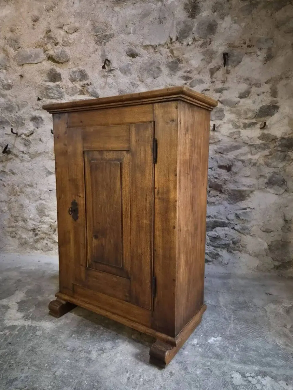Armoire ancienne française en chêne à une porte, XVIIIe siècle