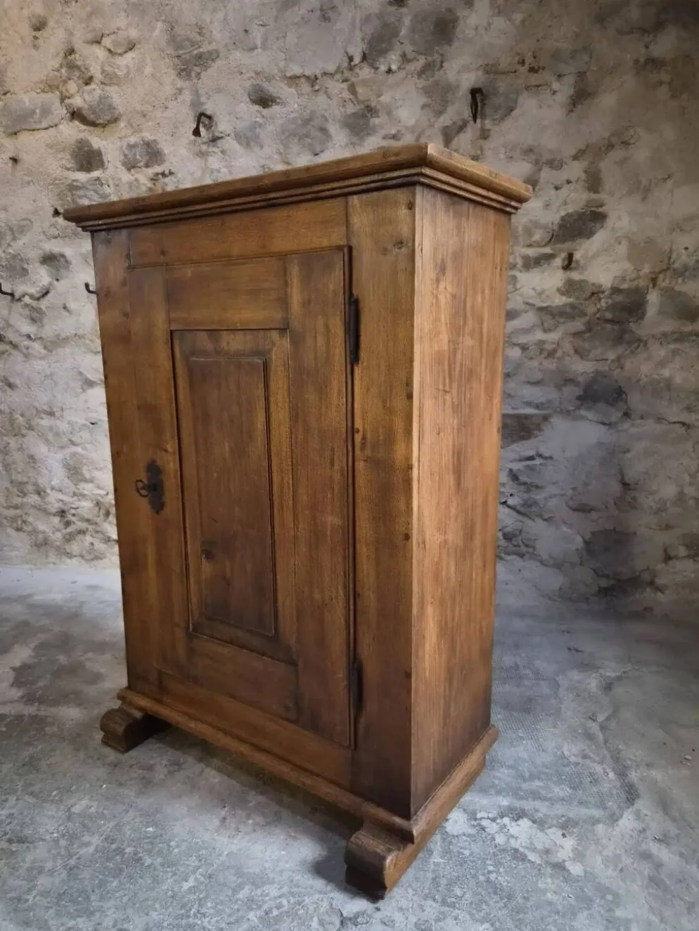 Armoire ancienne française en chêne à une porte, XVIIIe siècle