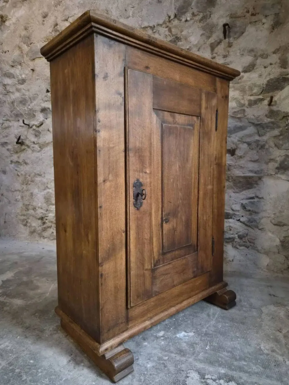 Armoire ancienne française en chêne à une porte, XVIIIe siècle