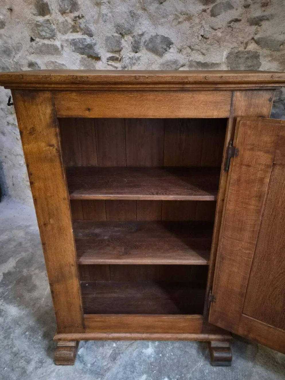 Armoire ancienne française en chêne à une porte, XVIIIe siècle