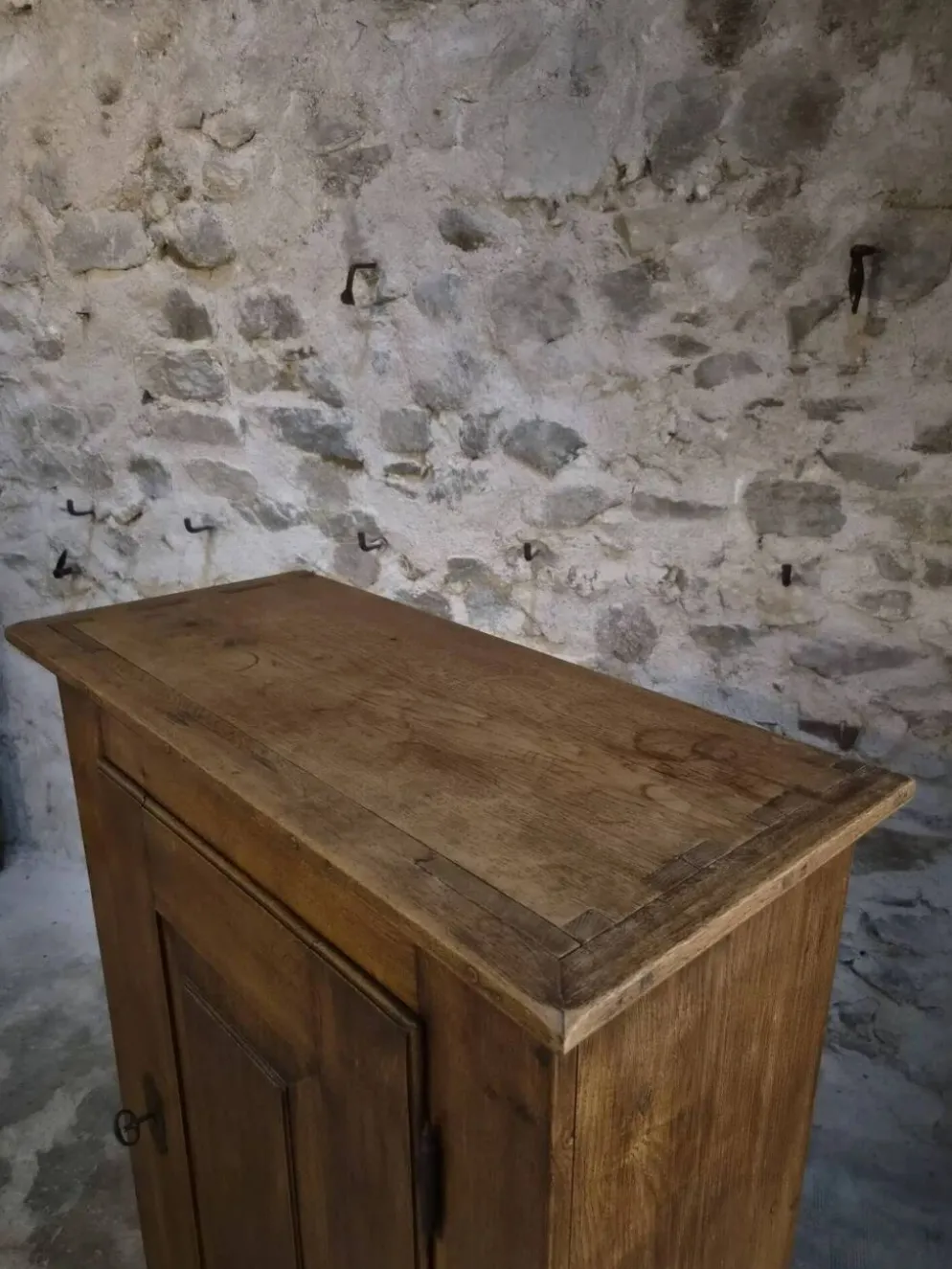 Armoire ancienne française en chêne à une porte, XVIIIe siècle